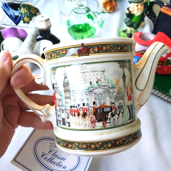 Vintage James Sadler Porcelain Tea Pot Horseguards Made in England London Queen - Picture 2 of 8